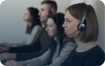 Equipe de atendimento com headsets